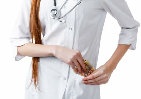 medico ruba soldi capelli